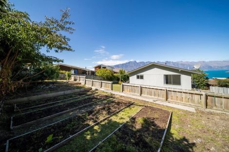 Photo of property in 22 Wynyard Crescent, Fernhill, Queenstown, 9300