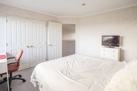 Photo of property in 25 Rosebank Avenue, Kelvin Grove, Palmerston North, 4414