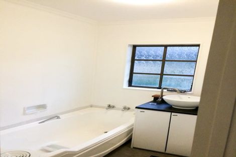 Photo of property in 1 Carbine Court, Awapuni, Palmerston North, 4412