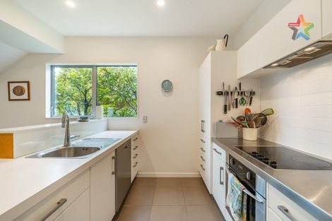 Photo of property in 2 Tiketike Way, Brooklyn, Wellington, 6021
