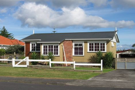 Photo of property in 35 Wharf Road, Te Atatu Peninsula, Auckland, 0610