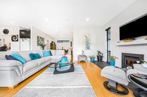 Photo of property in 18 Awanui Crescent, Matakana, 0985