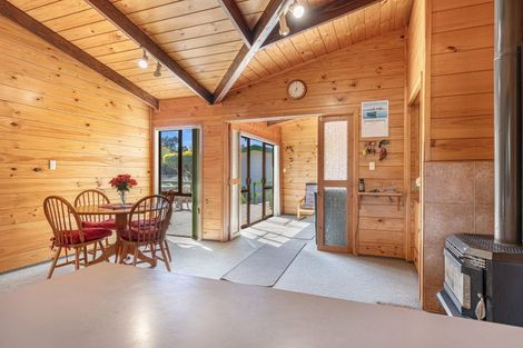 Photo of property in 17 Huia Street, Waikawa, Picton, 7220