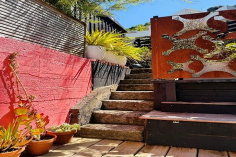 Photo of property in 180 Sutherland Road, Lyall Bay, Wellington, 6022