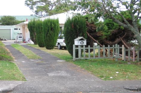 Photo of property in 17 Vardon Road, Green Bay, Auckland, 0604