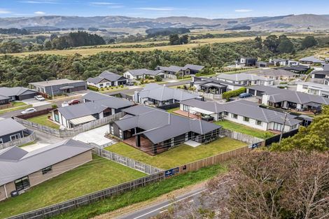 Photo of property in 27 Coutts Way, Fitzherbert, Palmerston North, 4410