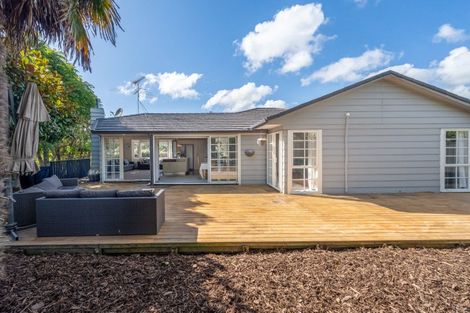 Photo of property in 8 Kerry Dell, Cockle Bay, Auckland, 2014