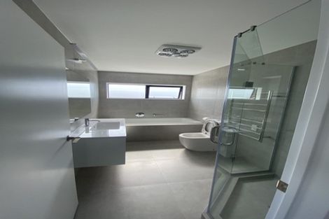 Photo of property in 32a Tupaki Place, Pakuranga Heights, Auckland, 2010