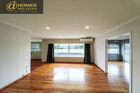 Photo of property in 127 Gossamer Drive, Pakuranga Heights, Auckland, 2010