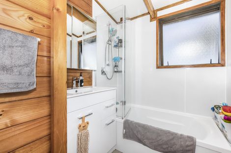 Photo of property in 2/11 Dalmahoy Place, Wattle Downs, Auckland, 2103