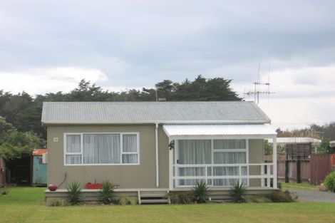 Photo of property in 15 Bond Street, Foxton Beach, Foxton, 4815