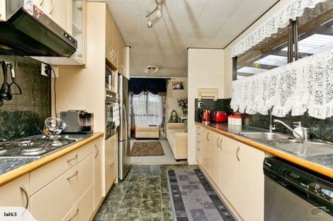 Photo of property in 80 Totaravale Drive, Totara Vale, Auckland, 0629