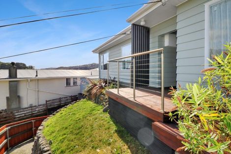 Photo of property in 27 Kellsmere Crescent, Island Bay, Wellington, 6023