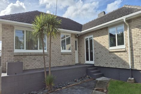 Photo of property in 26 Rewarewa Road, Te Atatu Peninsula, Auckland, 0610