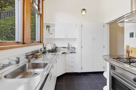 Photo of property in 40 Fairview Crescent, Kelburn, Wellington, 6012