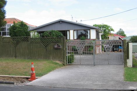 Photo of property in 19 Vardon Road, Green Bay, Auckland, 0604