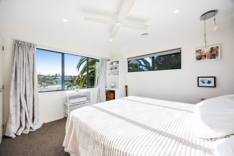 Photo of property in 15b Greta Place, Stanmore Bay, Whangaparaoa, 0932