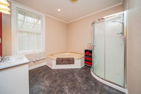 Photo of property in 18 Mills Street, Eltham, 4322