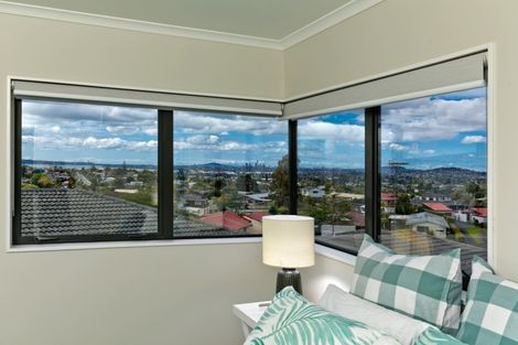 Photo of property in 4223d Great North Road, Glendene, Auckland, 0602