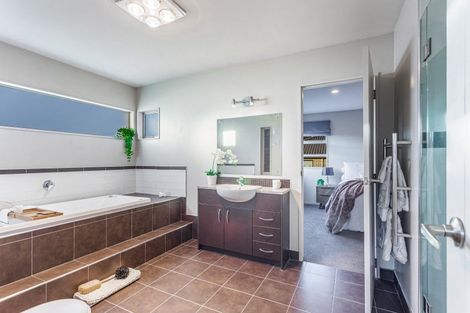 Photo of property in 17 Glen Bay Close, Pinehill, Auckland, 0632