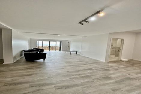 Photo of property in 322 Glenfield Road, Glenfield, Auckland, 0629