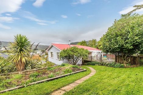 Photo of property in 13 Magdalen Street, Tawa, Wellington, 5028