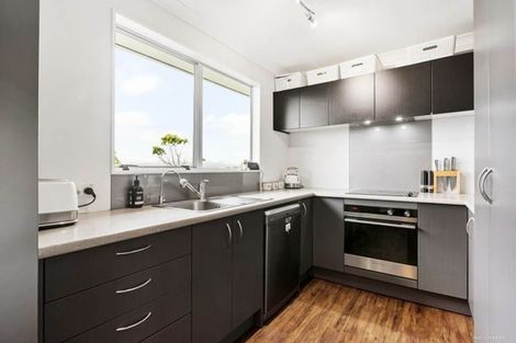 Photo of property in 28 Hueglow Rise, West Harbour, Auckland, 0618