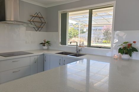 Photo of property in 2 Te Kauri Place, Helensville, 0800