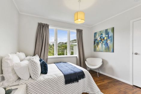 Photo of property in 6 Thurleigh Grove, Karori, Wellington, 6012