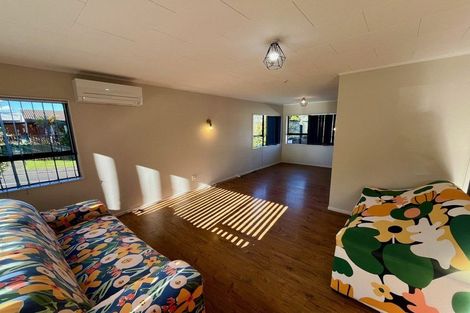 Photo of property in 1 John Webster Place, Glen Eden, Auckland, 0602