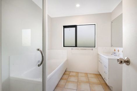 Photo of property in 15 Black Teal Close, Unsworth Heights, Auckland, 0632