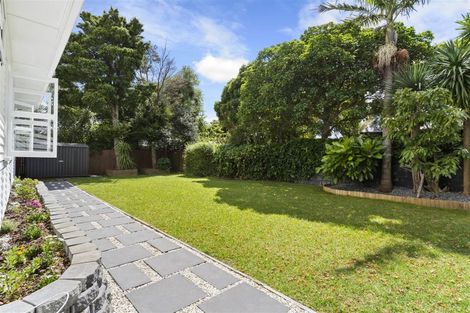 Photo of property in 2/43a Stanley Point Road, Stanley Point, Auckland, 0624