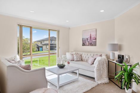 Photo of property in 37 Nimstedt Avenue, Oteha, Auckland, 0632