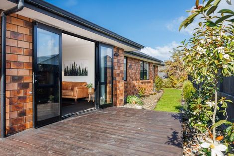 Photo of property in 35 Chestnut Close, Kelvin Grove, Palmerston North, 4414