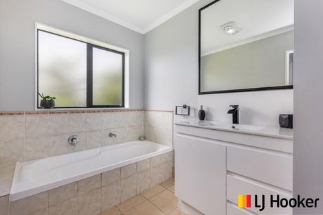 Photo of property in 54 Etherton Drive, Weymouth, Auckland, 2103