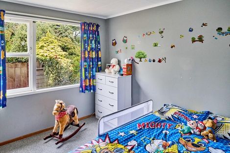 Photo of property in 27 Griffiths Grove, Newlands, Wellington, 6037