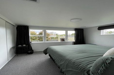 Photo of property in 5 Gill Avenue, Te Atatu Peninsula, Auckland, 0610