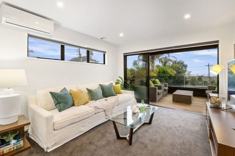 Photo of property in 136 East Coast Road, Forrest Hill, Auckland, 0620