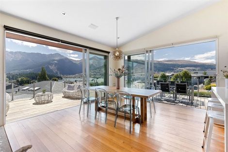 Photo of property in 17 Poplar Drive, Kelvin Heights, Queenstown, 9300