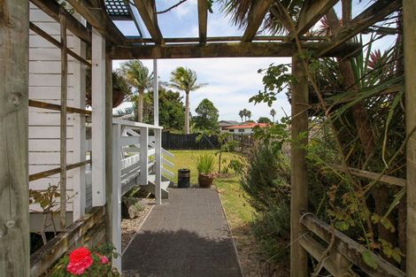 Photo of property in 46 Taihiki Road, Clarks Beach, 2122