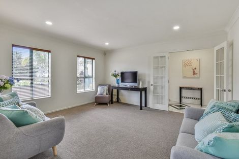 Photo of property in 70 Mt Lebanon Crescent, The Gardens, Auckland, 2105