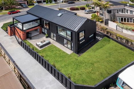 Photo of property in 10 Vaughan Crescent, Murrays Bay, Auckland, 0630