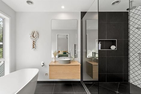 Photo of property in 18b Hobbs Road, Matakatia, Whangaparaoa, 0930