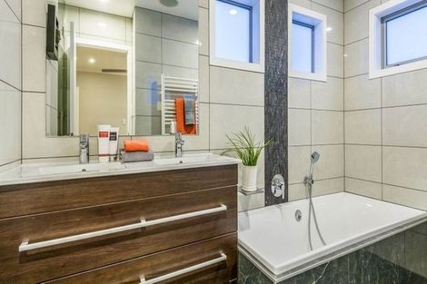 Photo of property in 27 Lagoon Way, West Harbour, Auckland, 0618