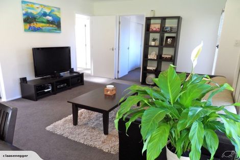 Photo of property in 2/60 Ayton Drive, Totara Vale, Auckland, 0629