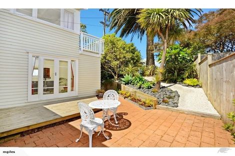Photo of property in 328 Glenfield Road, Glenfield, Auckland, 0629