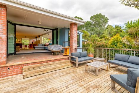 Photo of property in 9 Raroa Terrace, Waiatarua, Auckland, 0604