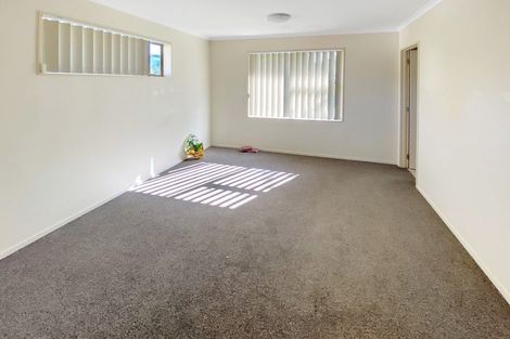 Photo of property in 10 Burton's Drive, Swanson, Auckland, 0614