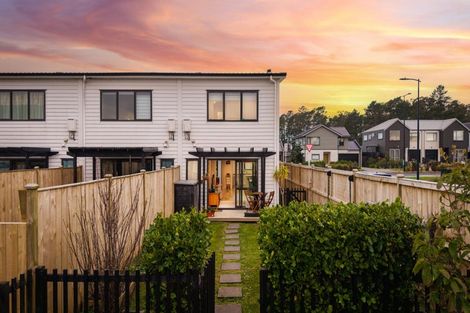 Photo of property in 2 Lumbarda Drive, Kumeu, 0810