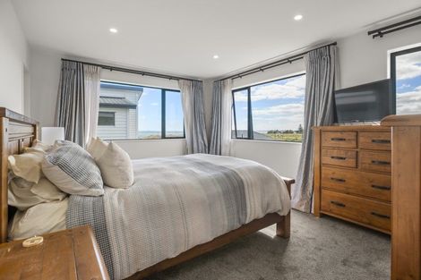 Photo of property in 11 Koiora Road, Clarks Beach, 2122